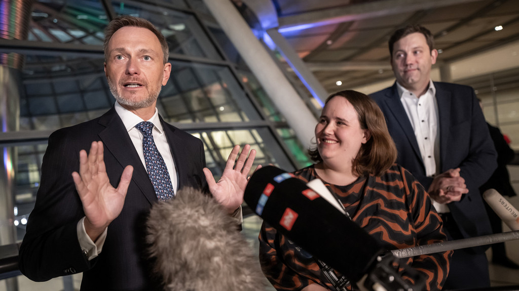 Die Parteichefs der Koalitionsparteien Lars Klingbeil (SPD, r-l) Ricarda Lang (Grüne) und Christian Lindner (FDP), nach dem Koalitionsausschuss. 