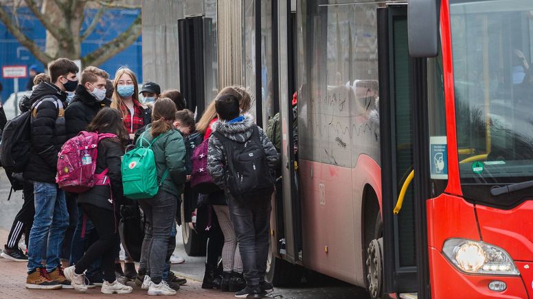 Schüler stehen an einem Bus und warten darauf einsteigen zu können (Symbolbild) | Bild:picture alliance / Eibner-Pressefoto | Socher/ Eibner-Pressefoto