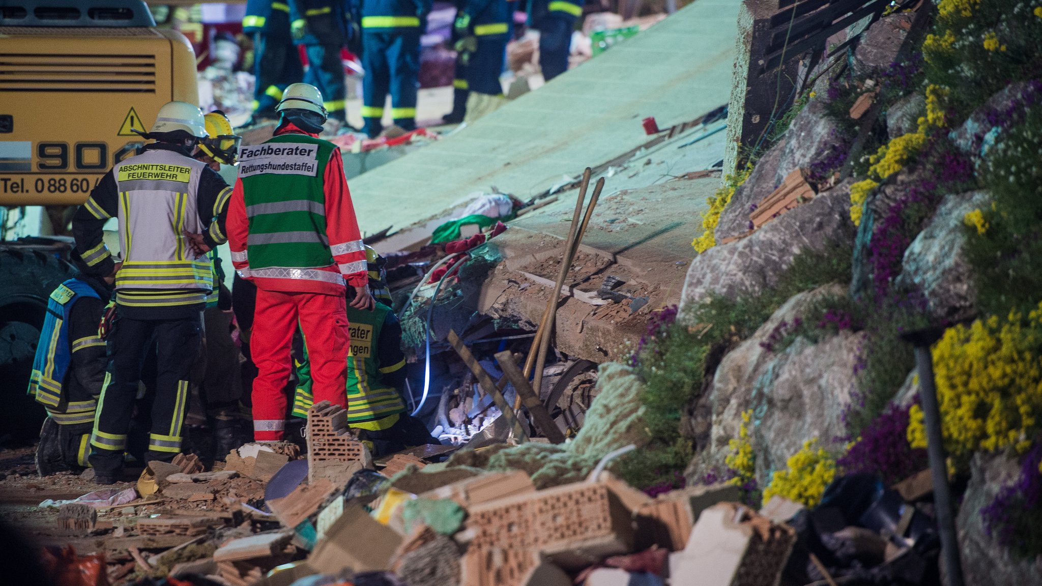 Rettungsarbeiten auch in der Nacht