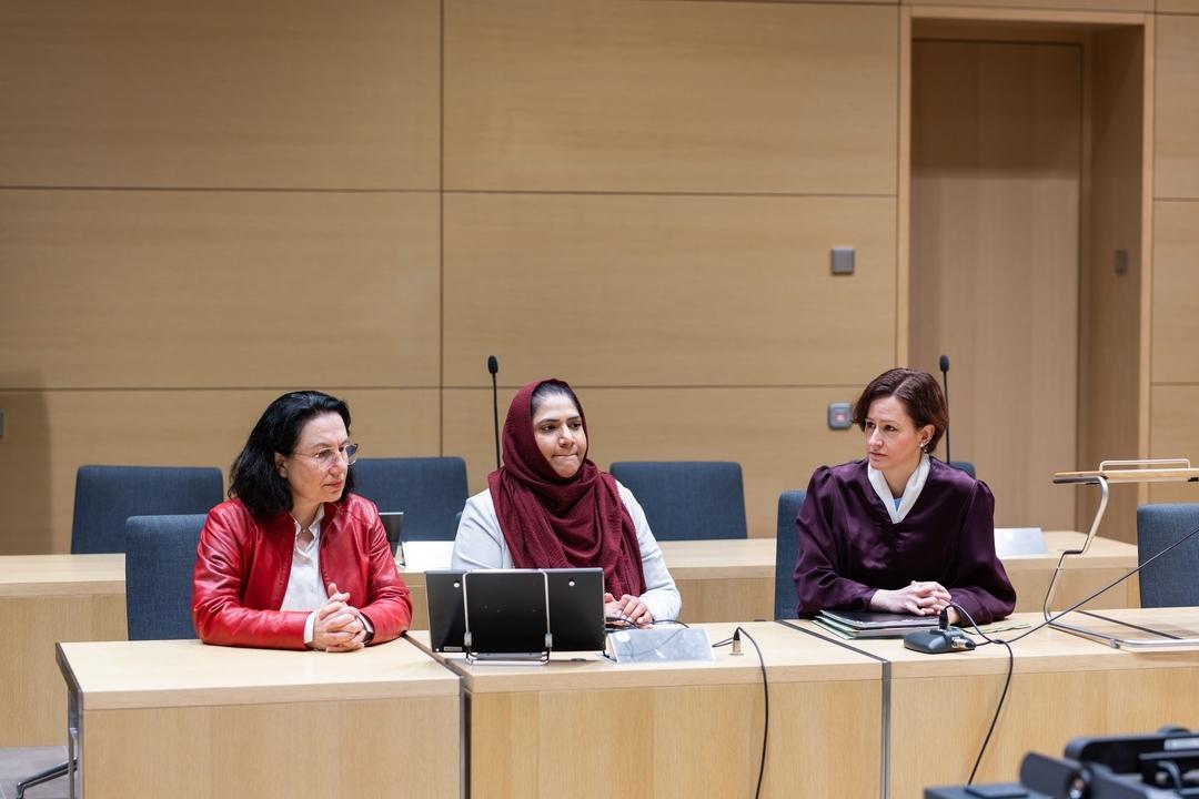 Die Klägerin sitzt im Gericht 