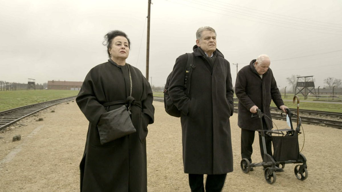 Maya Lasker-Wallfisch (l-r), Kai Höß und Hans Jürgen Höß in einer Szene des Dokumentarfilms "Der Schatten des Kommandanten'"