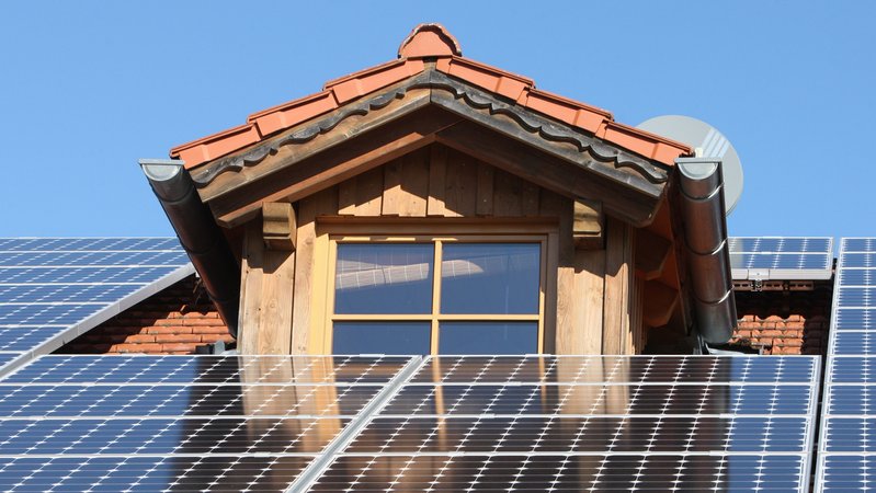 (Symbolbild) Je mehr, desto besser? Für Eigenheimbesitzer mag sich Solarenergie lohnen. Alle anderen müssen erfinderisch sein. | Bild: dpa/pa/Karl-Josef Hildenbrand (Symbolbild) Je mehr, desto besser? Für Eigenheimbesitzer mag sich Solarenergie lohnen. Alle anderen müssen erfinderisch sein.