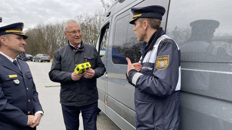 Bayerns Innenminister Herrmann veröffentlichte heute die Jahresbilanz der Bayerischen Grenzpolizei 2023 an einer Grenzkontrollstelle in Neuhaus am Inn.