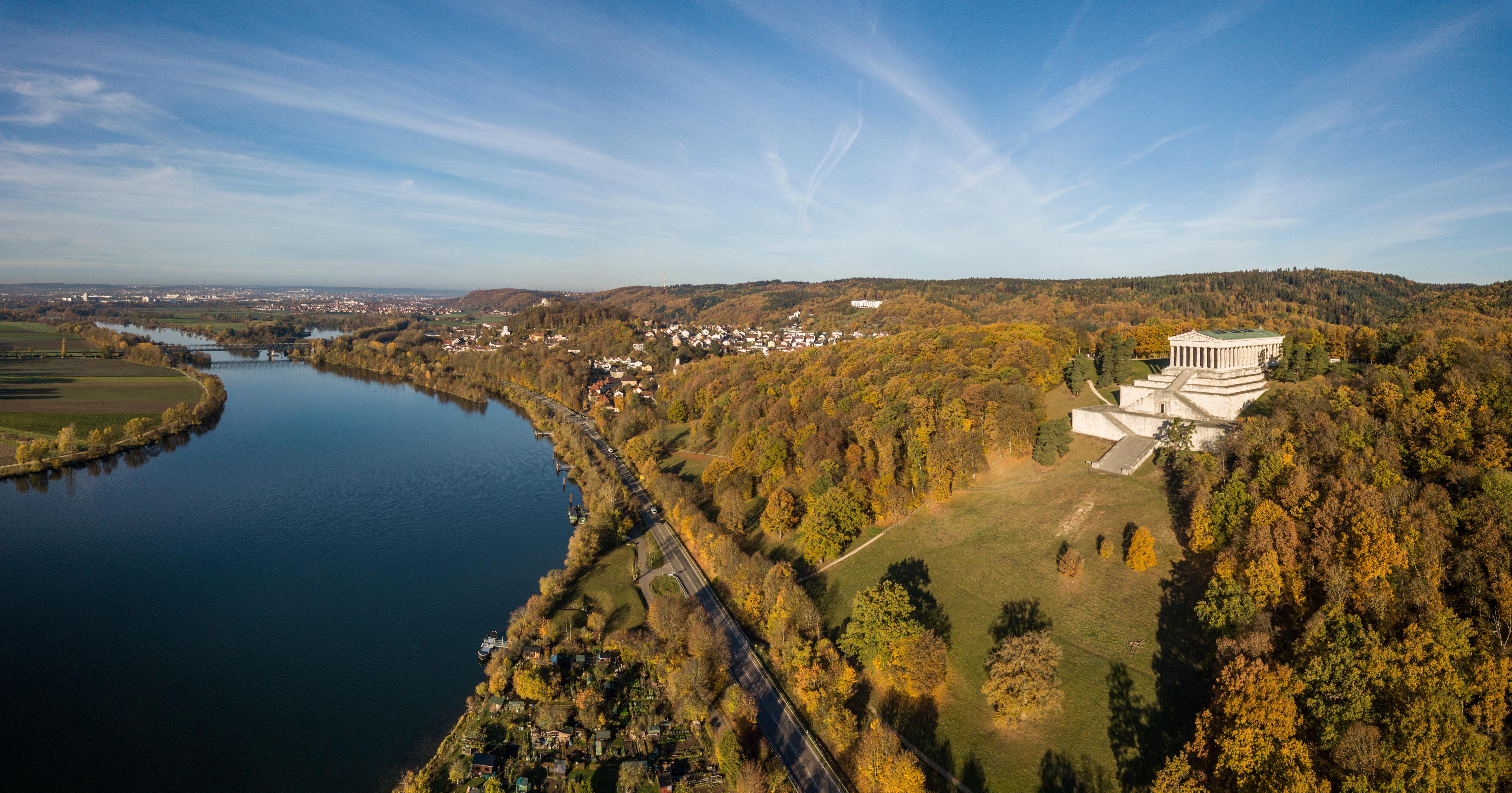 Die Donau mit dem Ruhmestempel Walhalla und großen Waldflächen