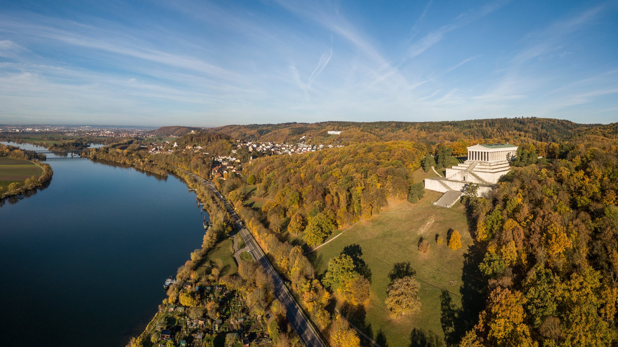 Die Donau mit dem Ruhmestempel Walhalla und großen Waldflächen