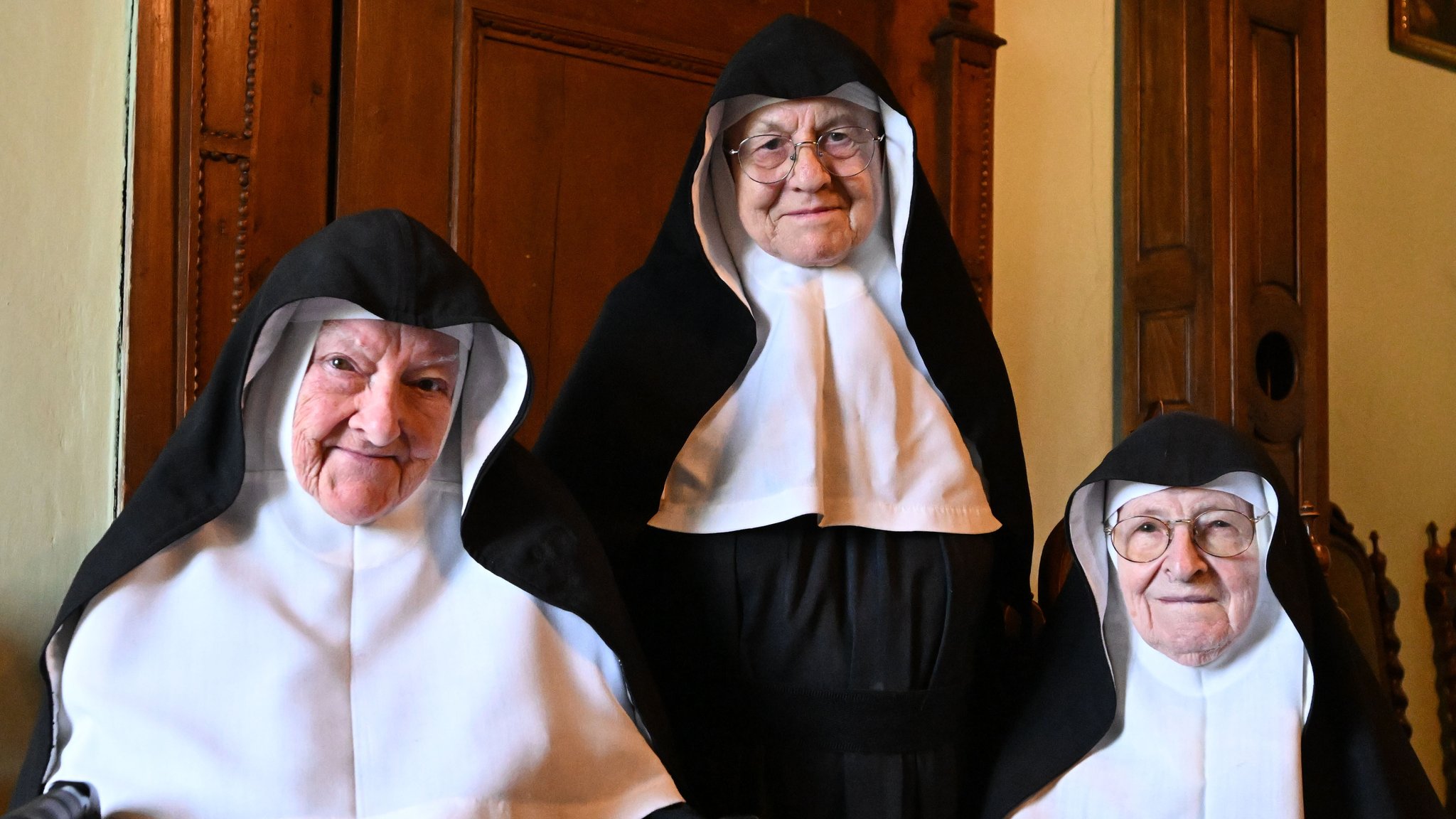 Die drei Augustiner-Chorfrauen vom Kloster Goldenstein. | Bild: picture alliance / BARBARA GINDL / APA / picturedesk.com | BARBARA GINDL Die drei Augustiner-Chorfrauen vom Kloster Goldenstein.