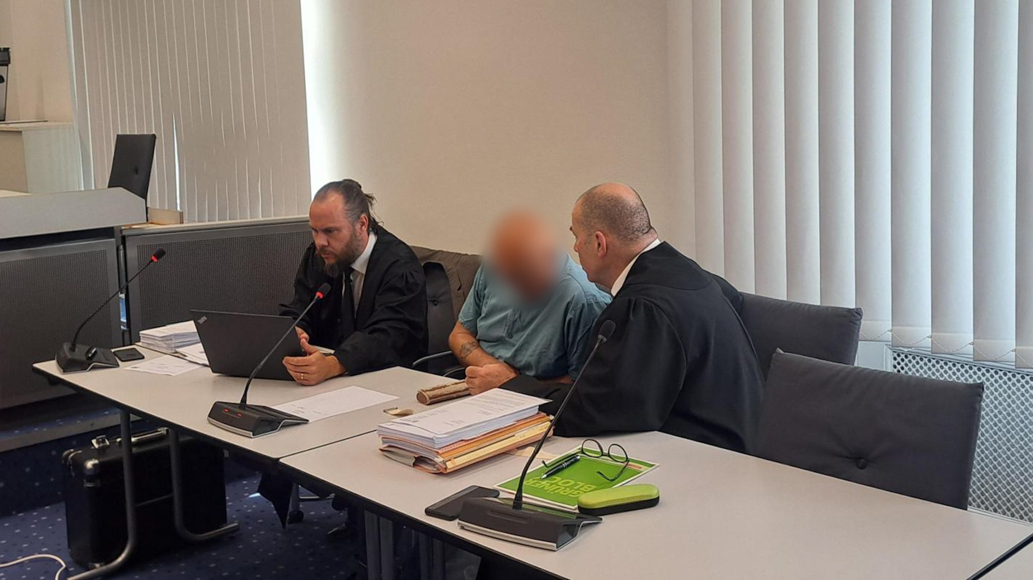 Ein Angeklagter sitzt mit seinen Anwälten vor Gericht | Bild: BR/ Miriam Scholz Ein Angeklagter sitzt mit seinen Anwälten vor Gericht