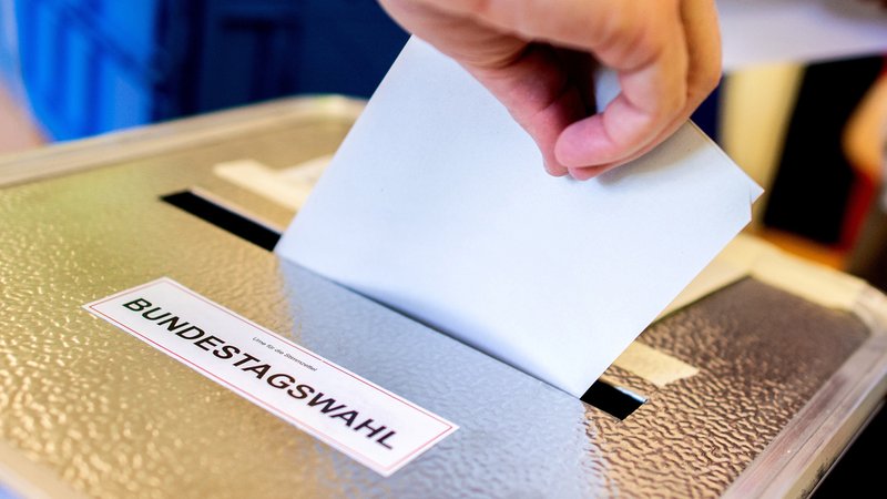 Jemand wirft seinen Stimmzettel in eine Wahlurne (Symbolbild) | Bild: dpa-Bildfunk/Hauke-Christian Dittrich Jemand wirft seinen Stimmzettel in eine Wahlurne (Symbolbild)