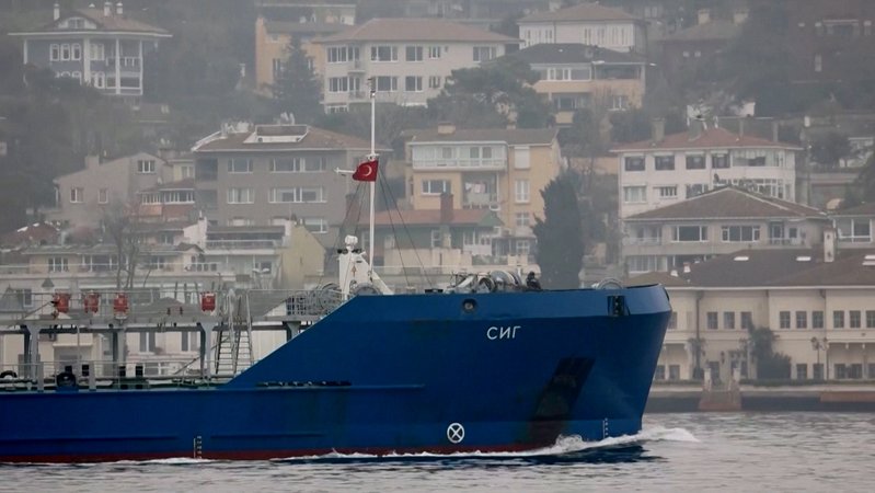 Die Ukraine hat nahe der Krim-Brücke einen russischen Tanker angegriffen. Unterdessen gibt es einen neuen Anlauf für eine Friedensinitiative. 