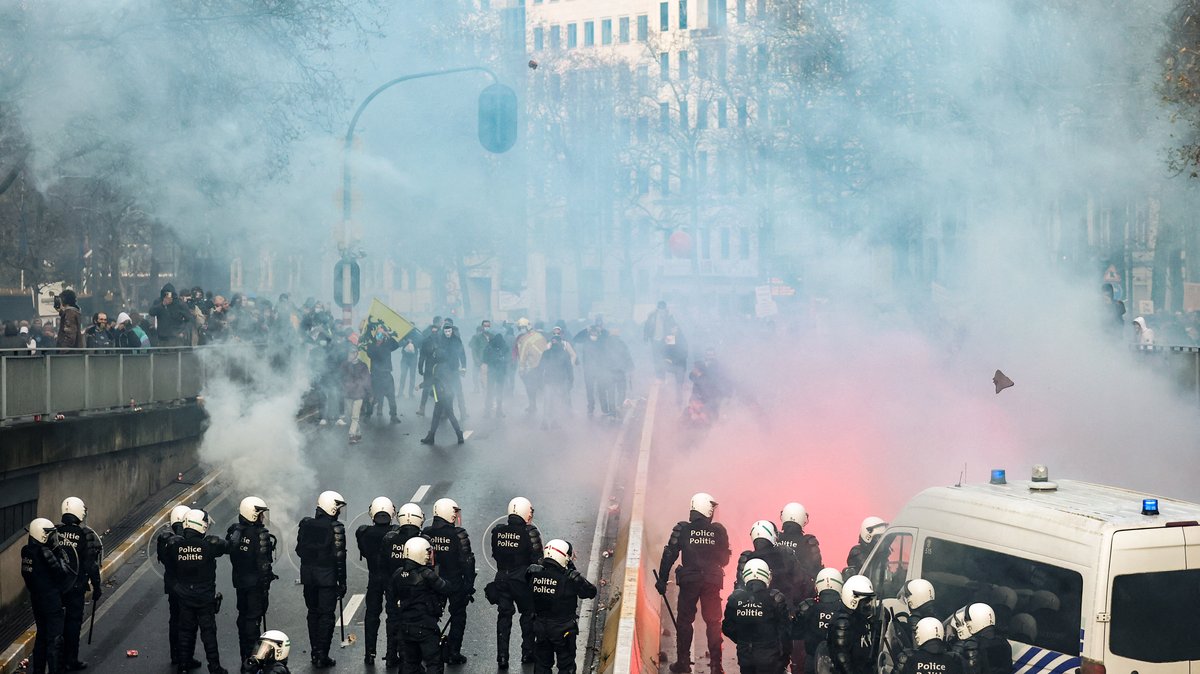 Die Bereitschaftspolizei steht Demonstranten gegenüber, die am 21.11.2021 in Brüssel an einer Demonstration gegen die Covid-Maßnahmen teilnehmen.