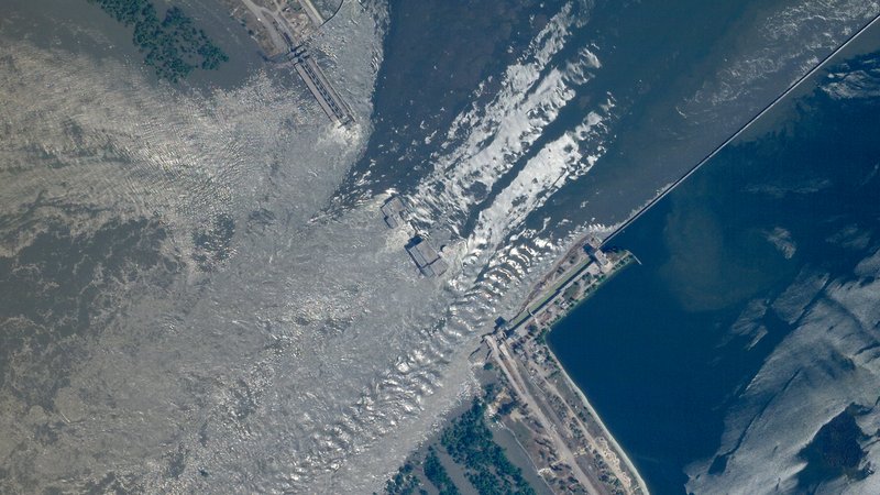 Dieses von "Planet Labs PBC" zur Verfügung gestellte Satellitenbild zeigt einen Überblick über die Schäden am Kachowka-Damm in der Süd-Ukraine. 
