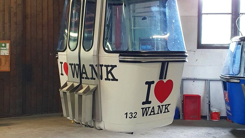 Bergbahn mit dem Slogan "I love Wank" | Bild: dpa Bildfunk Bergbahn mit dem Slogan "I love Wank"