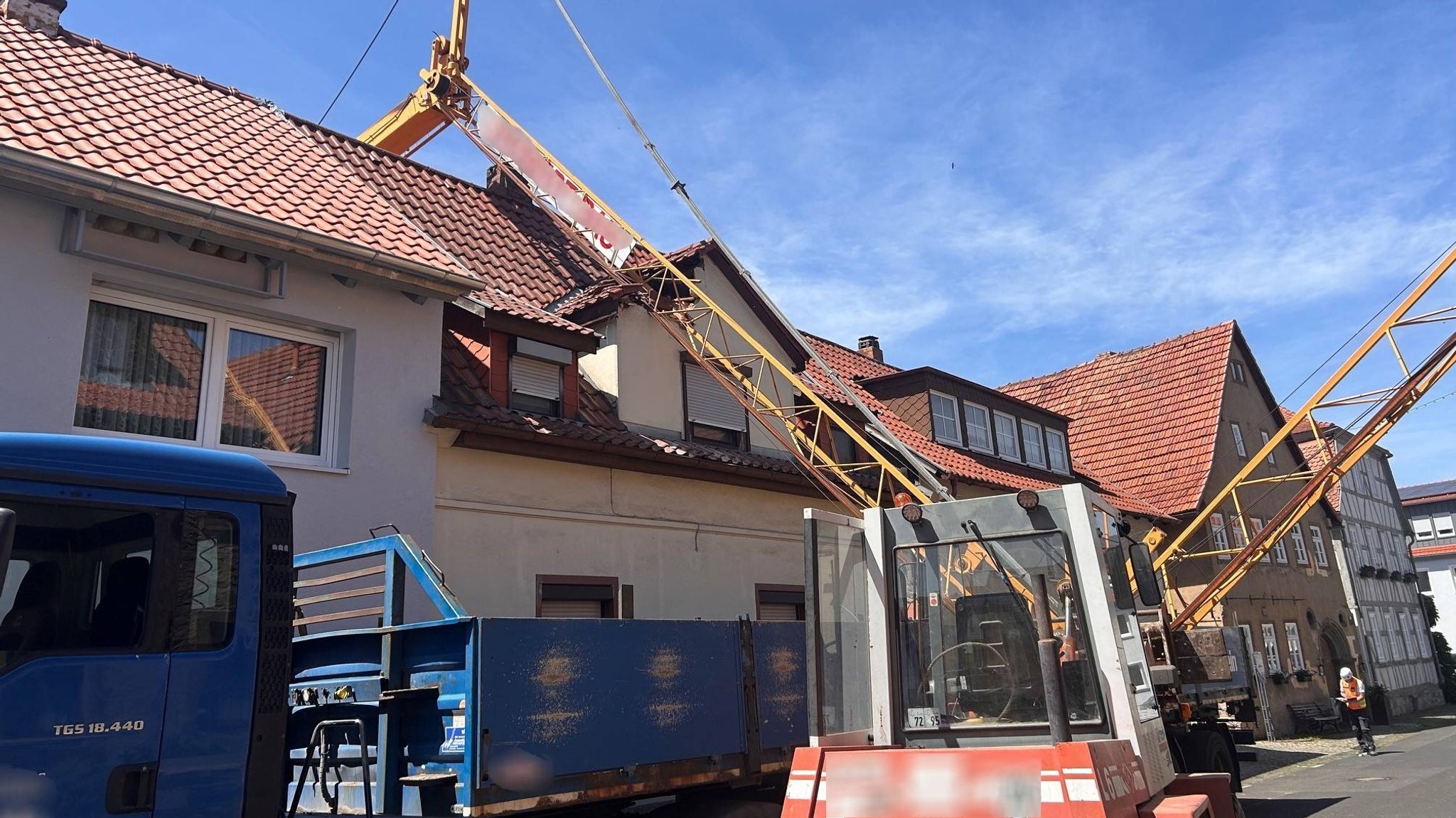 Hammelburg: Kran kippt um – drei Häuser und Lkw beschädigt