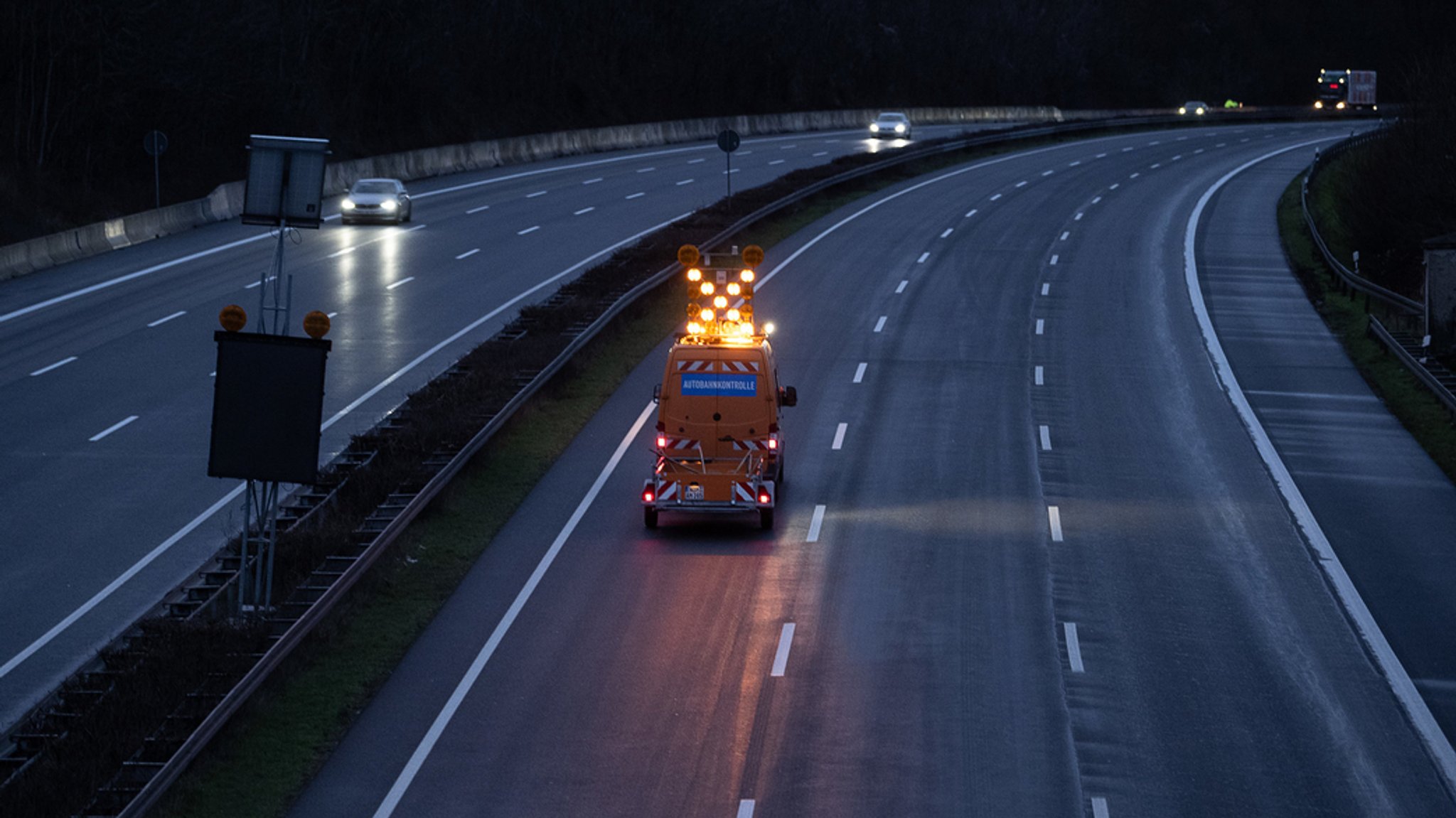 Auf einer Spritztour sind drei Jugendliche aus Mecklenburg-Vorpommern mehr als 100 Kilometer mit einem Auto gefahren. Zuvor hatte die Mutter eines Zwölfjährigen die Polizei benachrichtigt, weil ihr Sohn mit dem Familienauto davongefahren sei. 