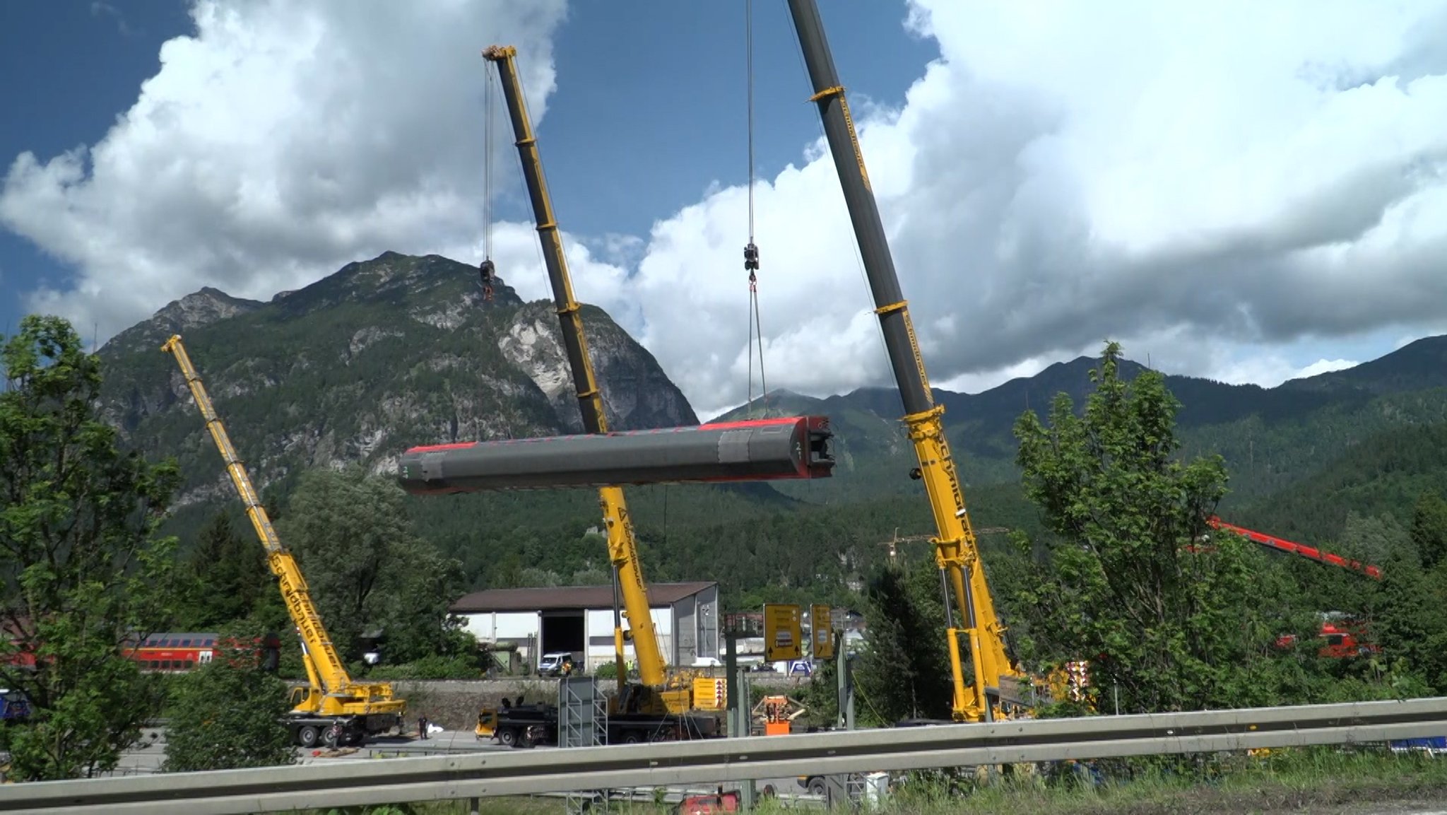 Nach dem Zugunglück bei Garmisch ist der letzte umgekippte Waggon aus dem Gleisbett auf die Straße gehoben worden.