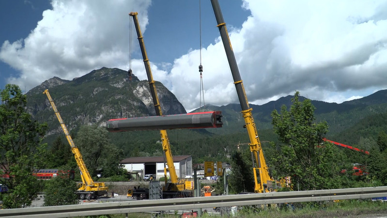 Nach dem Zugunglück bei Garmisch ist der letzte umgekippte Waggon aus dem Gleisbett auf die Straße gehoben worden. | Bild: BR Nach dem Zugunglück bei Garmisch ist der letzte umgekippte Waggon aus dem Gleisbett auf die Straße gehoben worden.