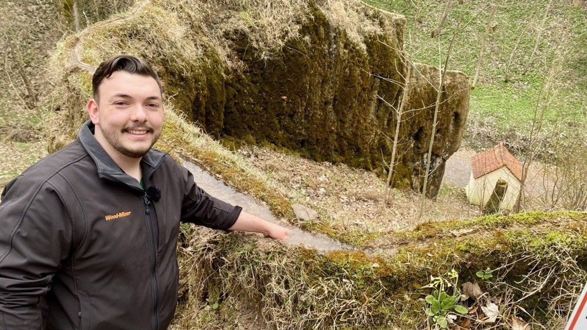 Der neue Felsenwächter, Thomas Bullway Fischer, am wachsenden Felsen von Usterling bei Landau an der Isar 