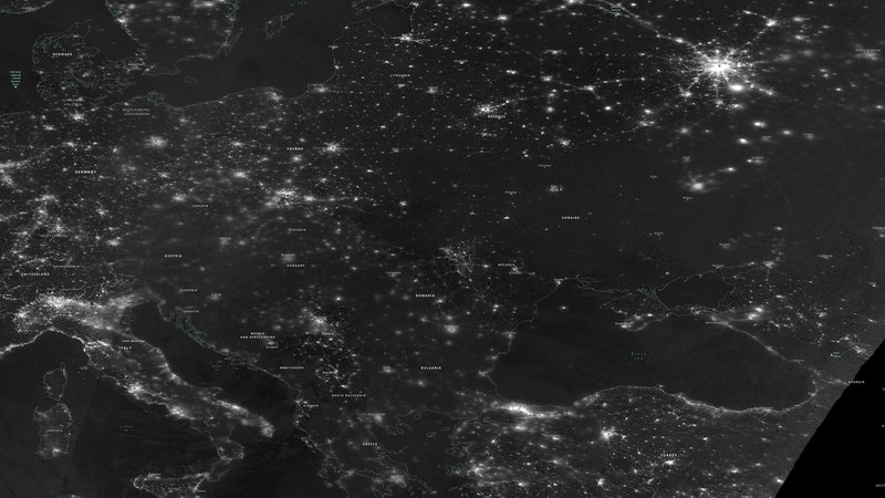 Ein Graustufen-Satellitenbild, das nächtliche Lichtspots Europas aus dem Weltraum am 23. November 2022 zeigt.