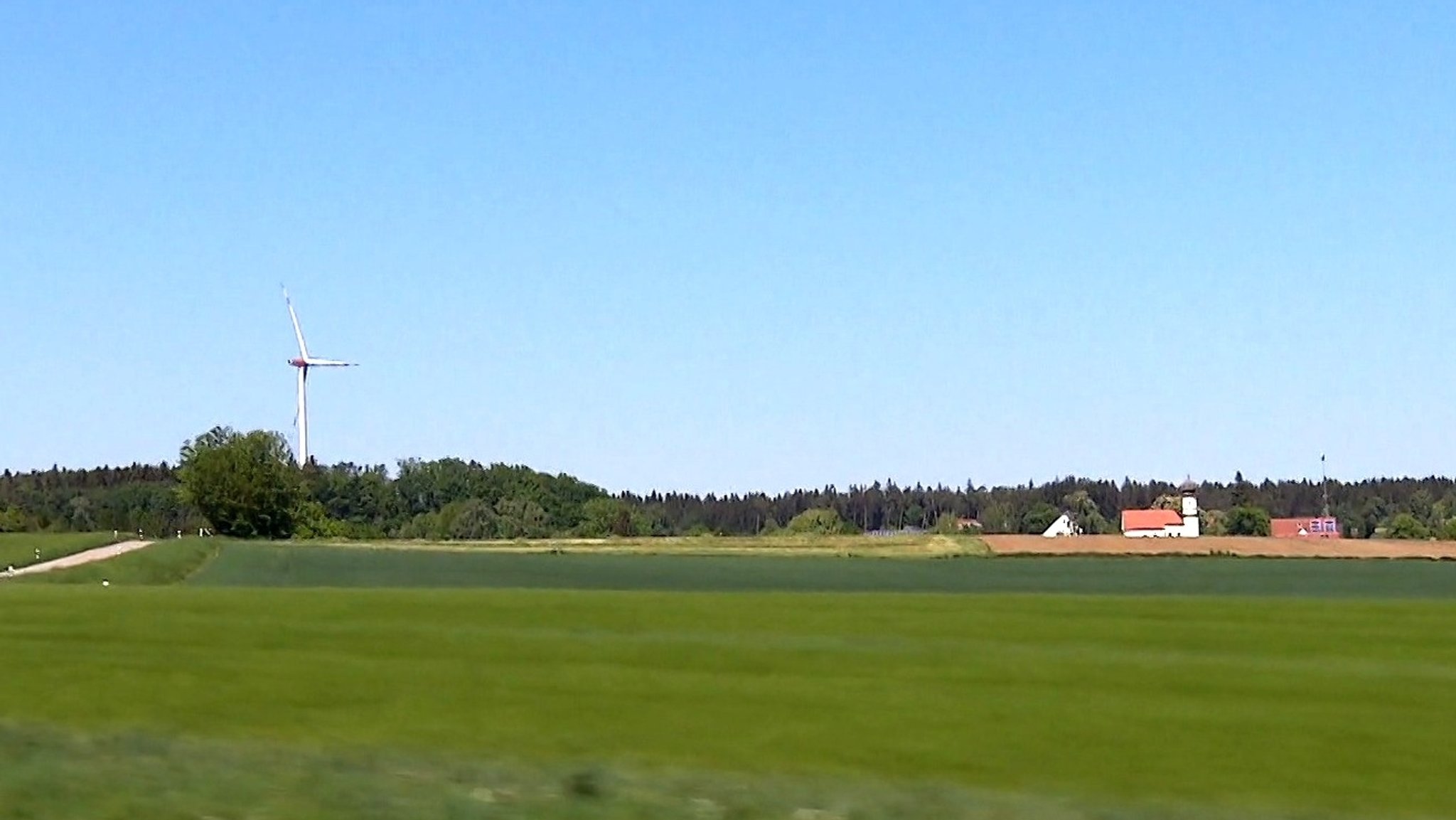 Rund 1.200 Windkraftanlagen gibt es bis jetzt in Bayern. Viele weitere Gemeinden befassen sich mit dem Thema - aber immer gibt es Bedenken. Anwohner protestieren, weil sie Beeinträchtigungen befürchten. Können Windkraftanlagen so in die bayerische  Landschaft platziert werden, dass sie nicht als störend empfunden werden?