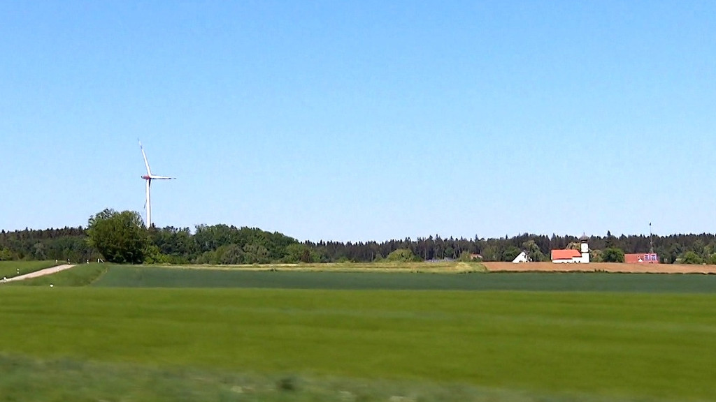 Rund 1.200 Windkraftanlagen gibt es bis jetzt in Bayern. Viele weitere Gemeinden befassen sich mit dem Thema - aber immer gibt es Bedenken. Anwohner protestieren, weil sie Beeinträchtigungen befürchten. Können Windkraftanlagen so in die bayerische Landschaft platziert werden, dass sie nicht als störend empfunden werden? | Bild: BR Rund 1.200 Windkraftanlagen gibt es bis jetzt in Bayern. Viele weitere Gemeinden befassen sich mit dem Thema - aber immer gibt es Bedenken. Anwohner protestieren, weil sie Beeinträchtigungen befürchten. Können Windkraftanlagen so in die bayerische Landschaft platziert werden, dass sie nicht als störend empfunden werden?