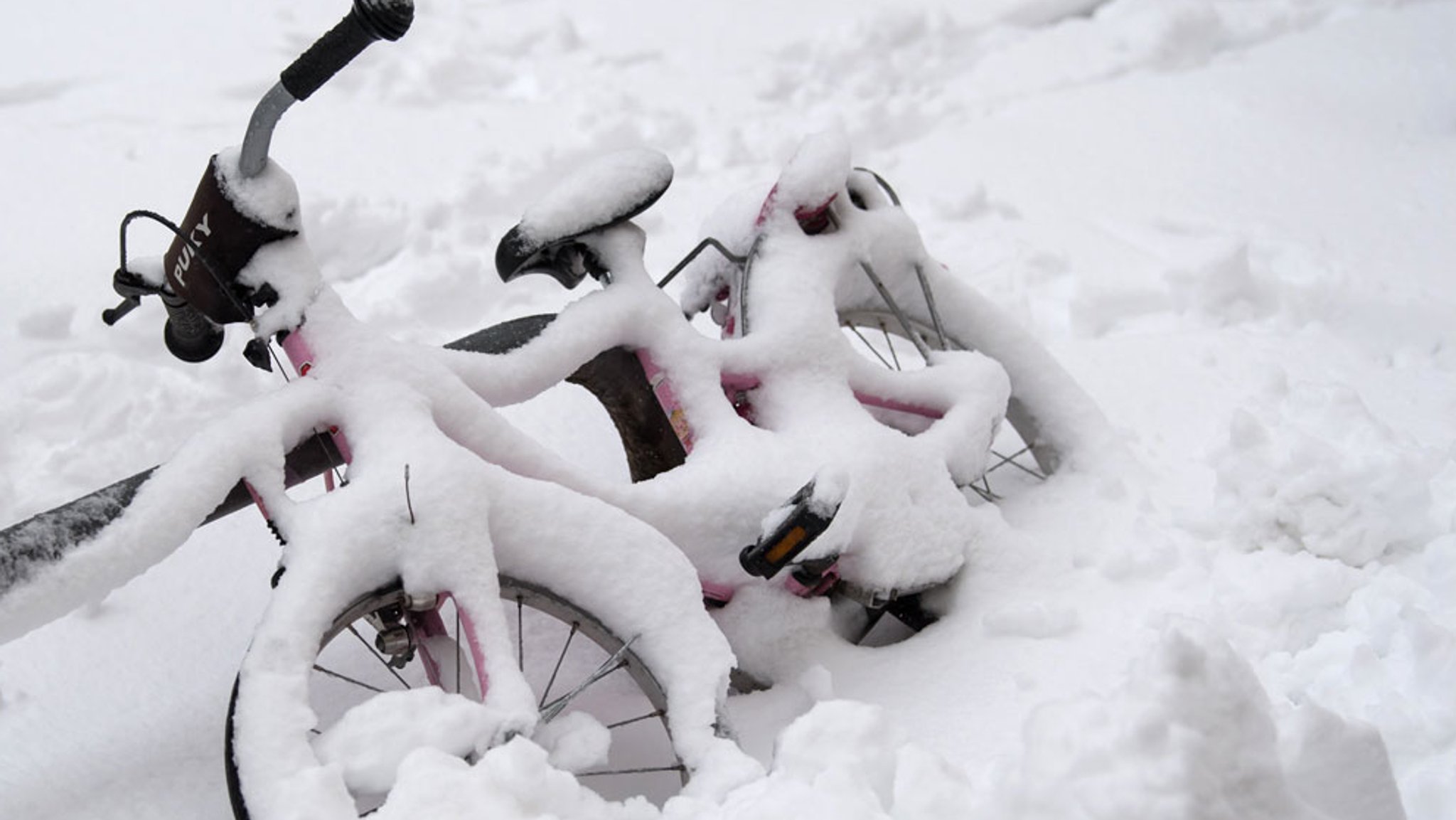 Kinderfahrrad im Schnee