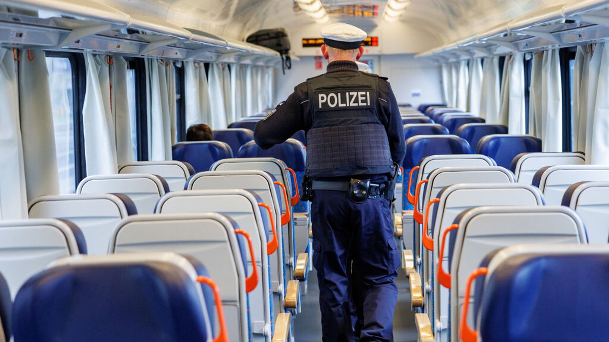 Die Bundespolizei kontrolliert einen Zug. 