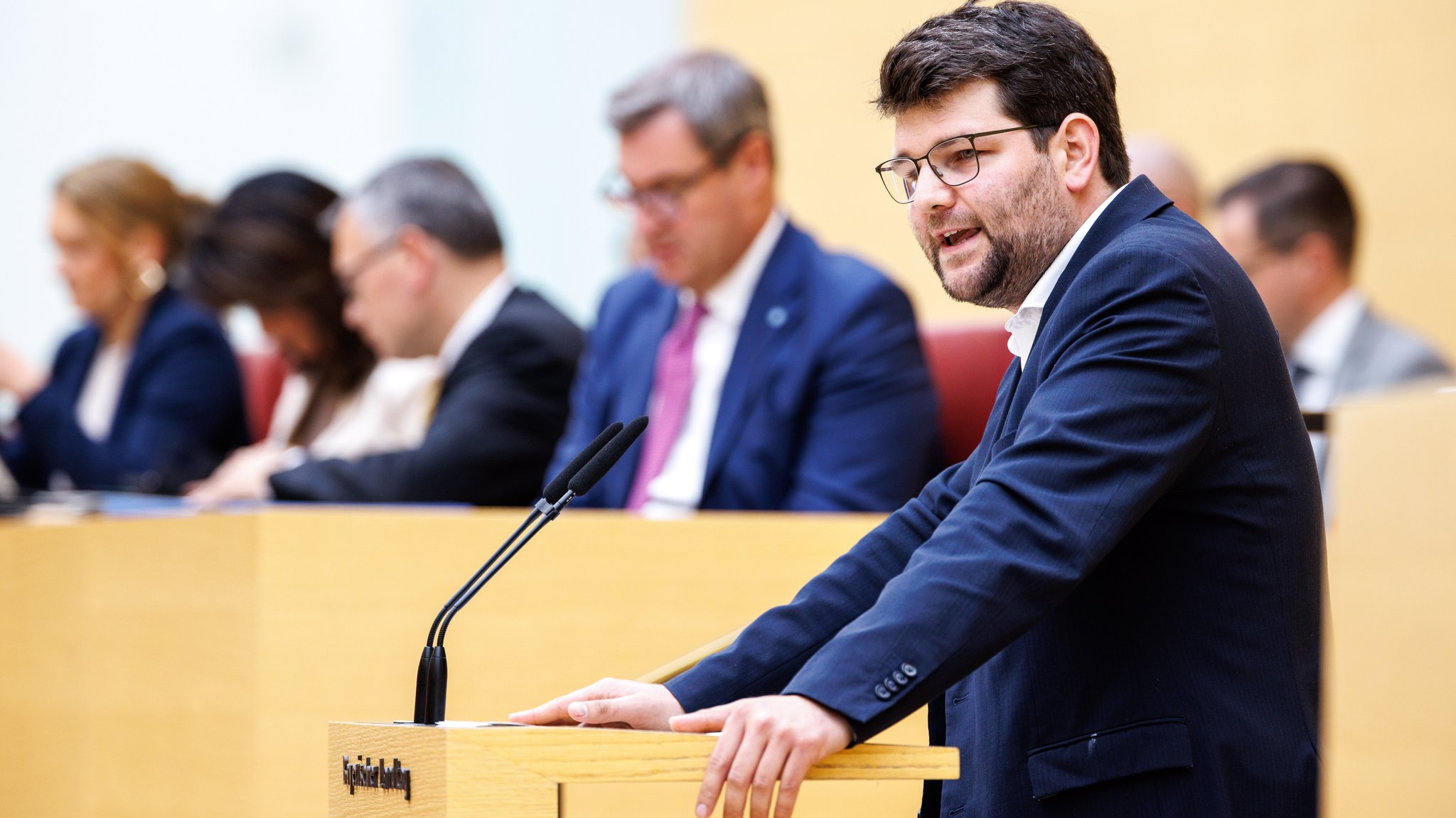 Johannes Becher (Bündnis 90/Die Grünen) spricht im Plenum des Bayerischen Landtags