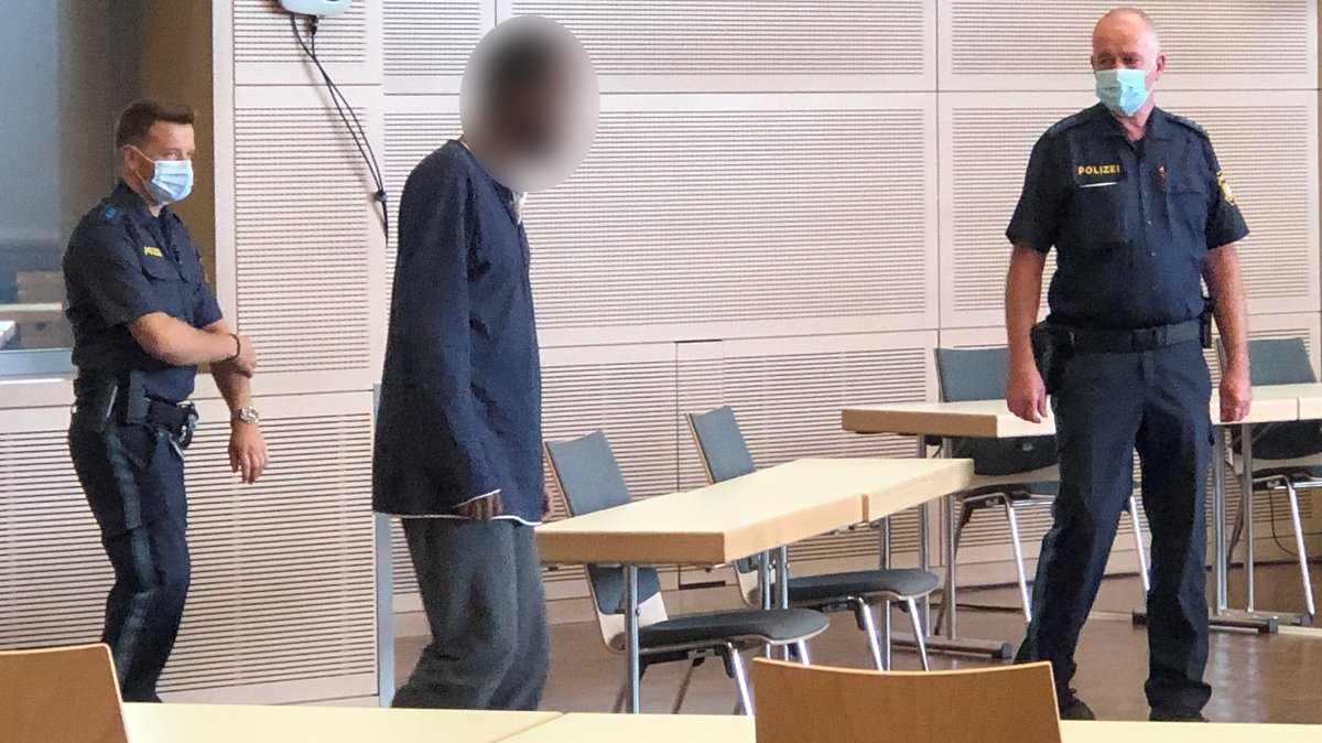 Der Beschuldigte im Prozess um den Messerangriff von Würzburg kommt in Fußfesseln in den Gerichtssaal.
