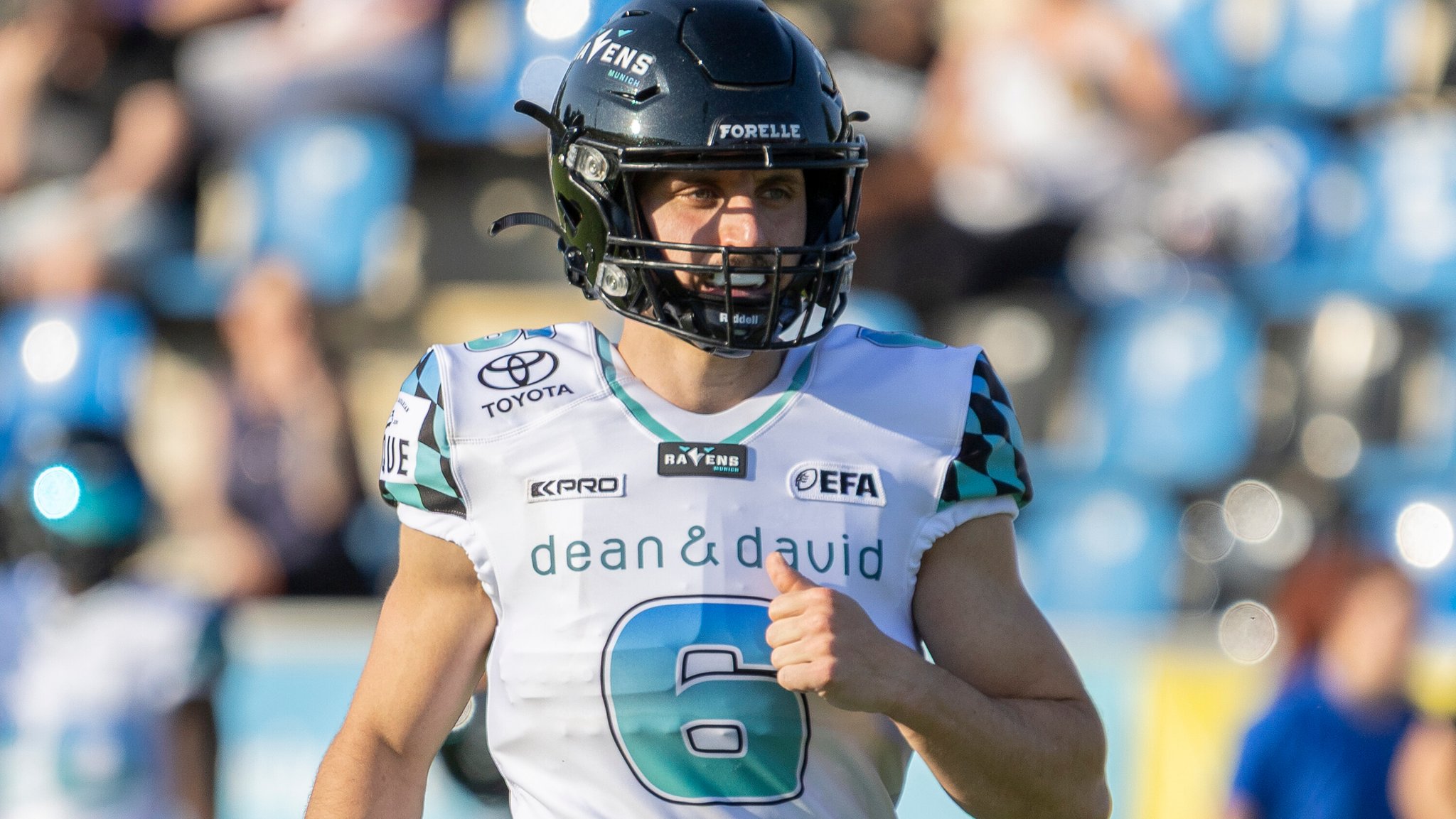 Daumen hoch bei den Munich Ravens | Bild: picture-alliance/dpa Daumen hoch bei den Munich Ravens