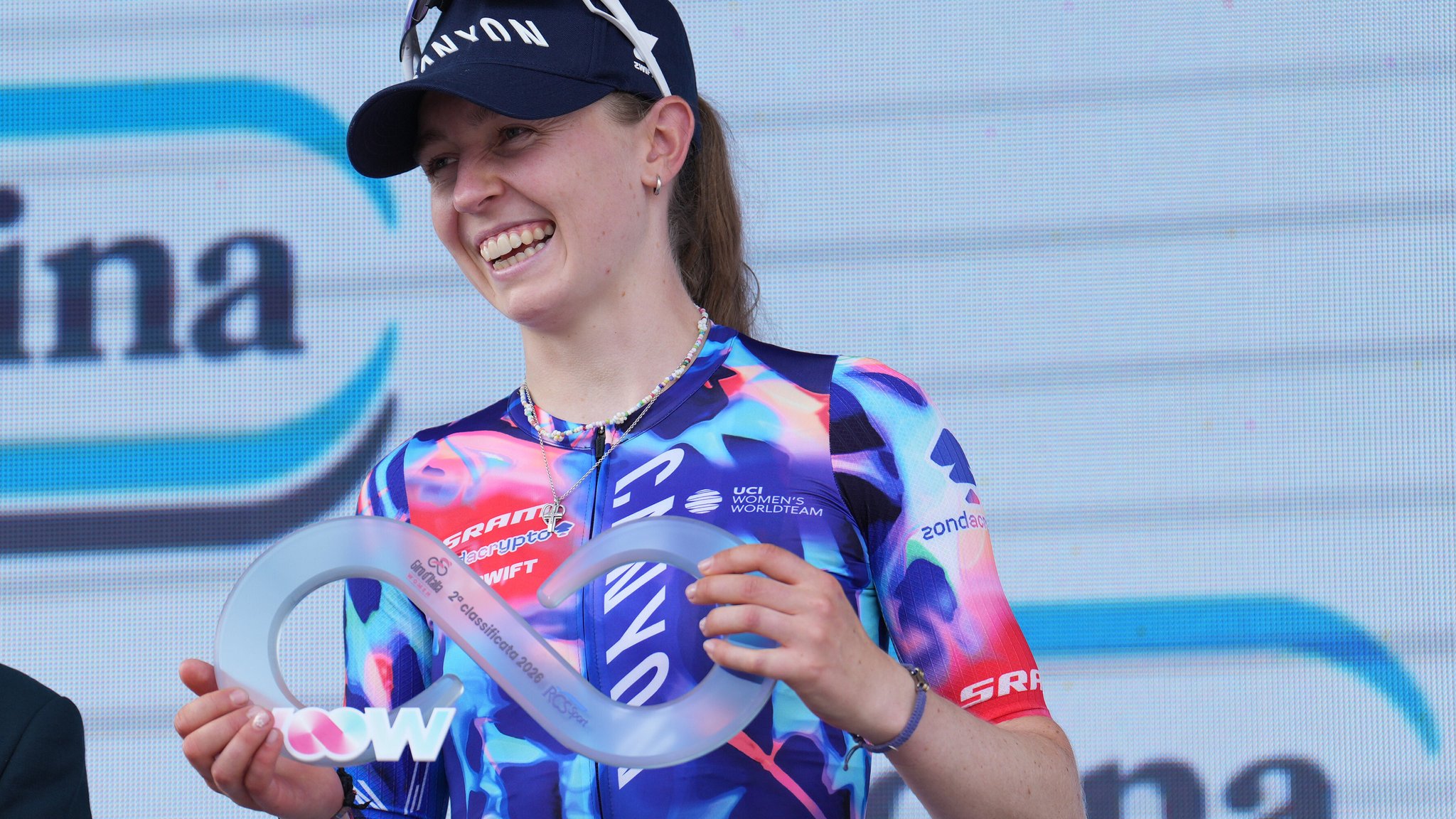 Antonia Niedermaier strahlt nach ihrem zweiten Platz in der Giro-Gesamtwertung. | Bild: picture-alliance / dpa Antonia Niedermaier strahlt nach ihrem zweiten Platz in der Giro-Gesamtwertung.