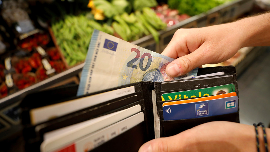 Geldbeutel mit verschiedenen Karten und einem 20-Euro-Schein