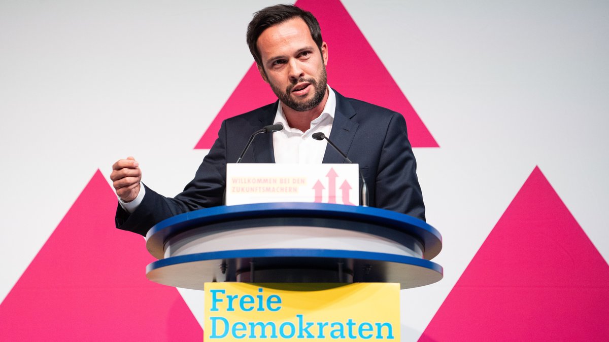 Der neu gewählte FDP-Landeschef Martin Hagen beim Parteitag am 06.11.21.
