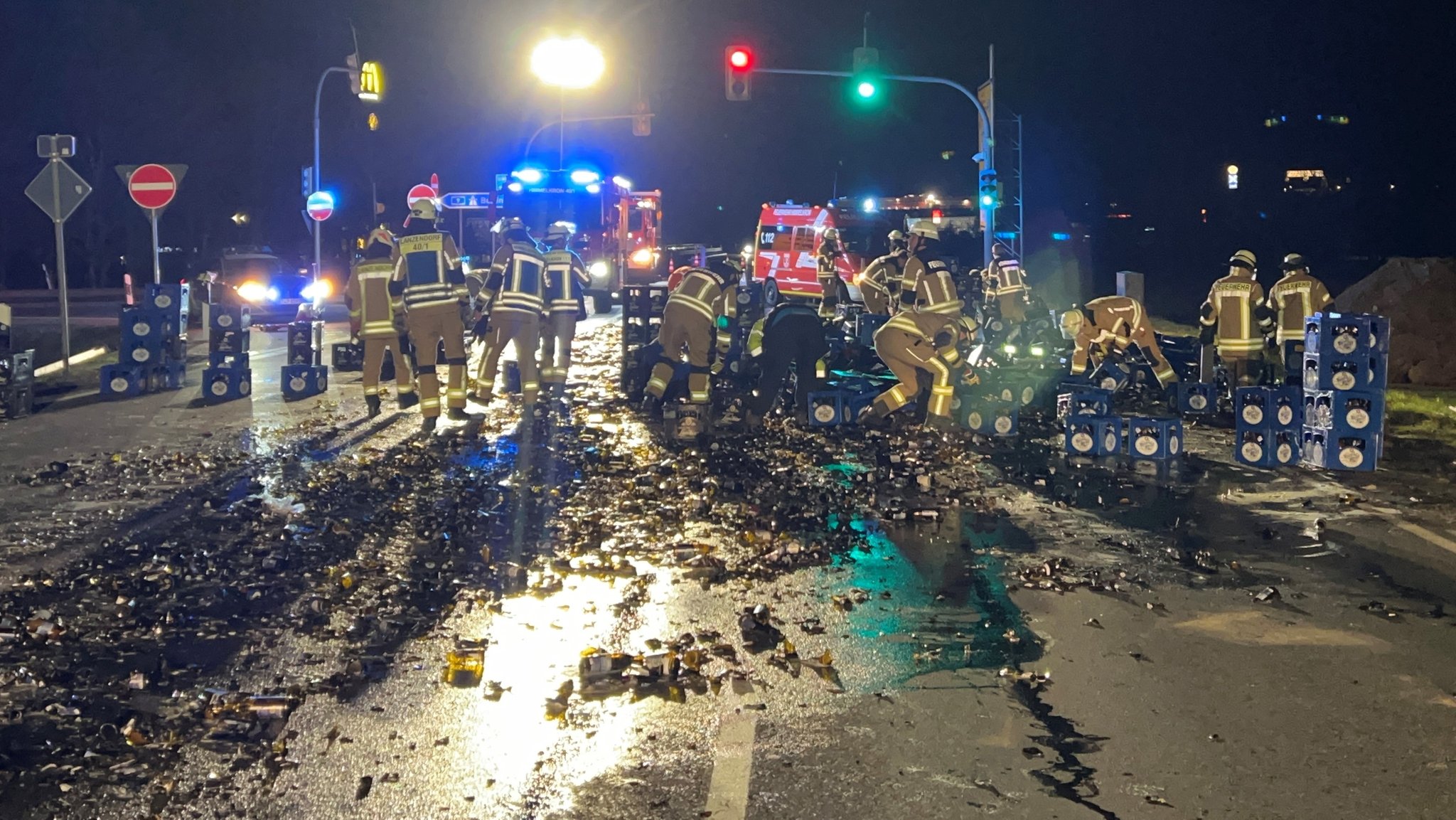 A9-Ausfahrt: Lkw verliert 150 Bierkästen – stundenlange Sperre 