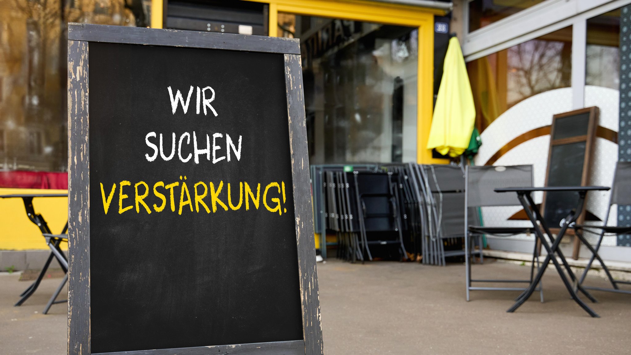 Tafel vor einem Restaurant: Wir suchen Verstärkung!