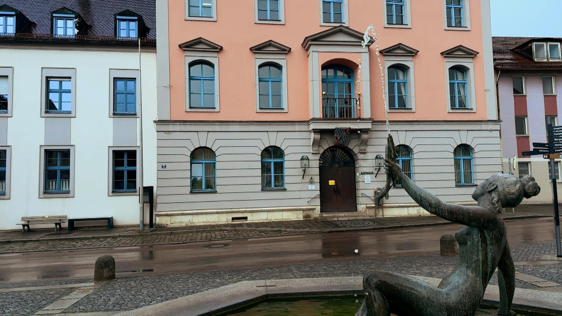 Treuchtlingens Bürgermeisterin Kristina Becker hat zum Runden Tisch ins Rathaus eingeladen. Altmühltaler Mineralwasser will neue Brunnen nutzen.