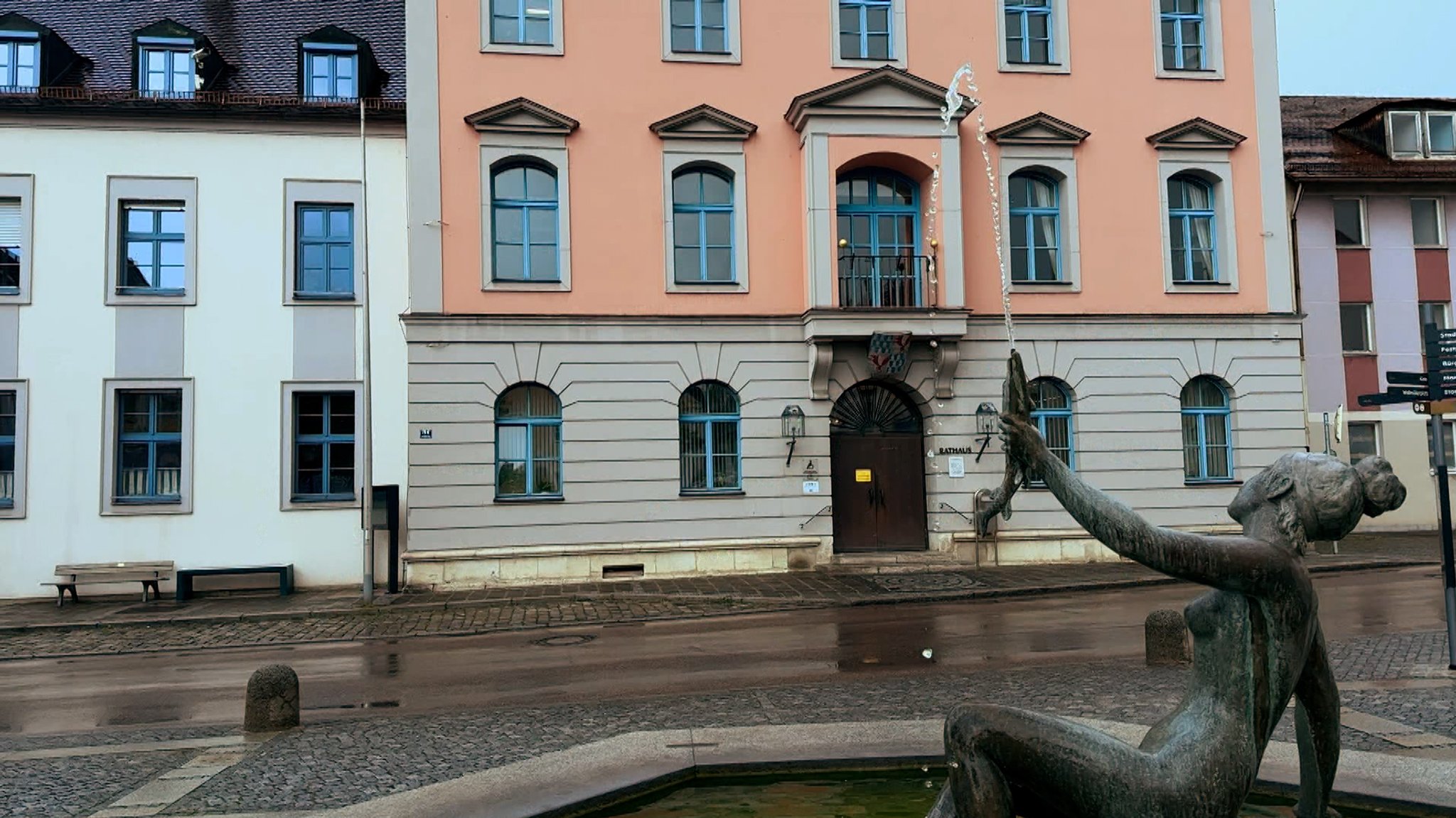 Treuchtlingens Bürgermeisterin Kristina Becker hat zum Runden Tisch ins Rathaus eingeladen. Altmühltaler Mineralwasser will neue Brunnen nutzen.