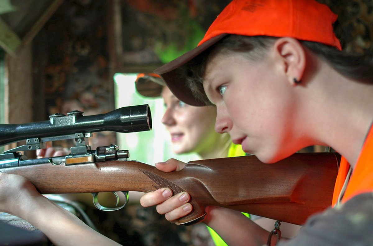 Die 16-jährige Helena (r) steht bei einer Übung mit einer ungeladenen Waffe neben der Jungjägerin Lilli Schulte (l) in einer Szene aus «Die neuen Jägerinnen»