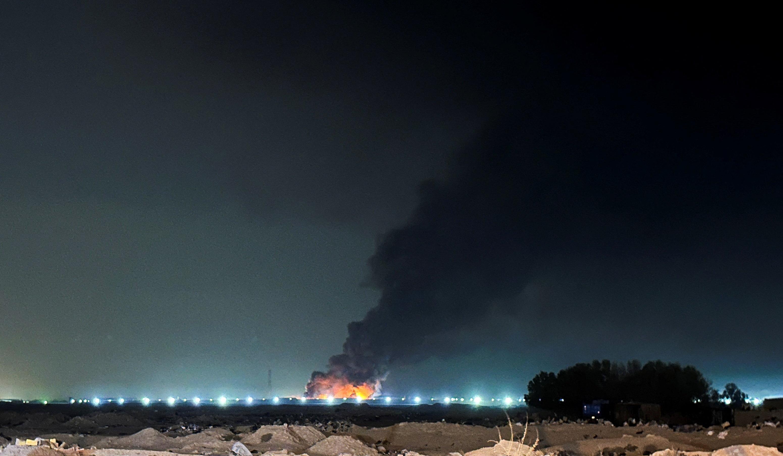 Nach einer Drohnenattacke brennendes Ölfeld im Irak