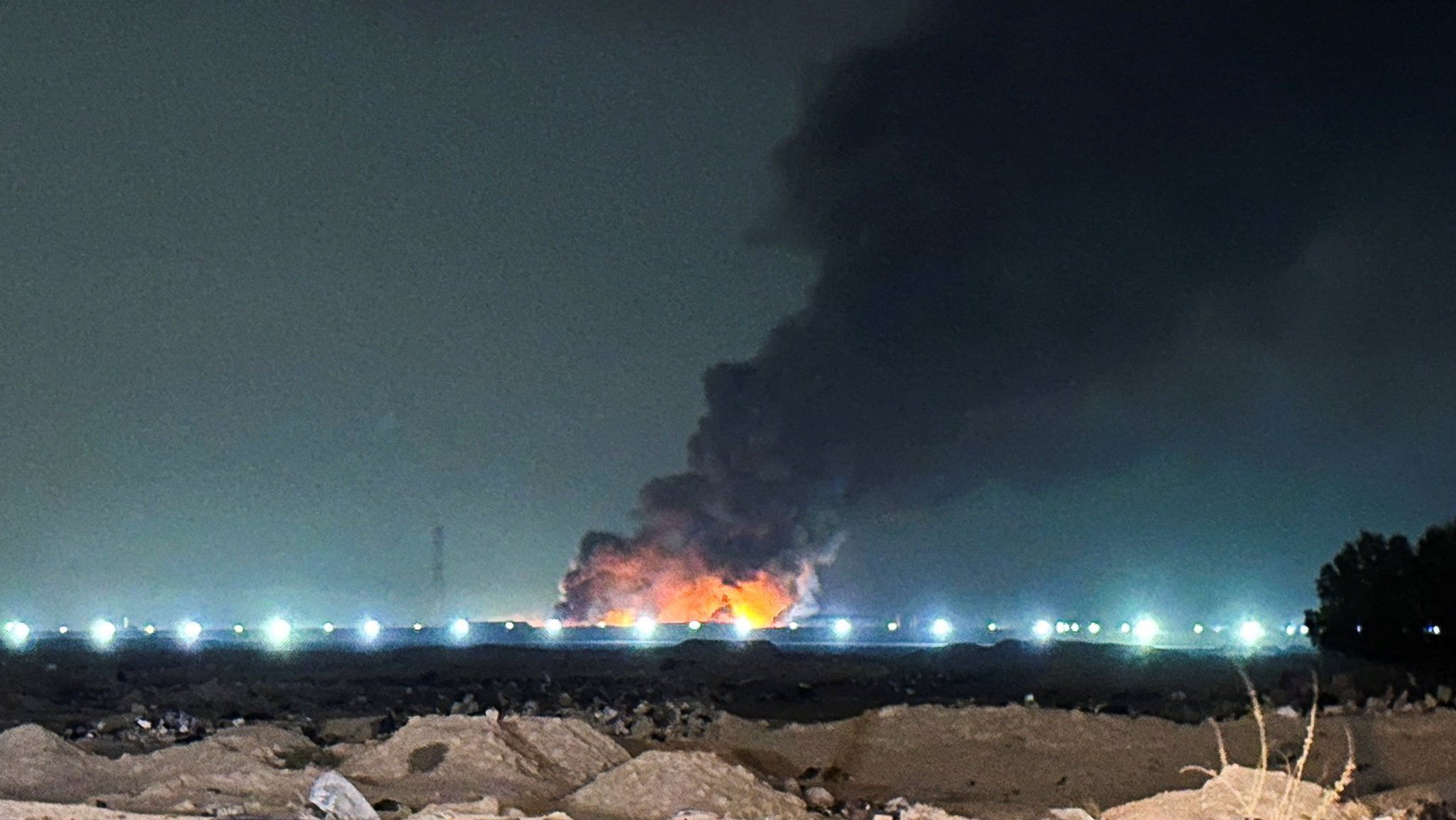 Nach einer Drohnenattacke brennendes Ölfeld im Irak