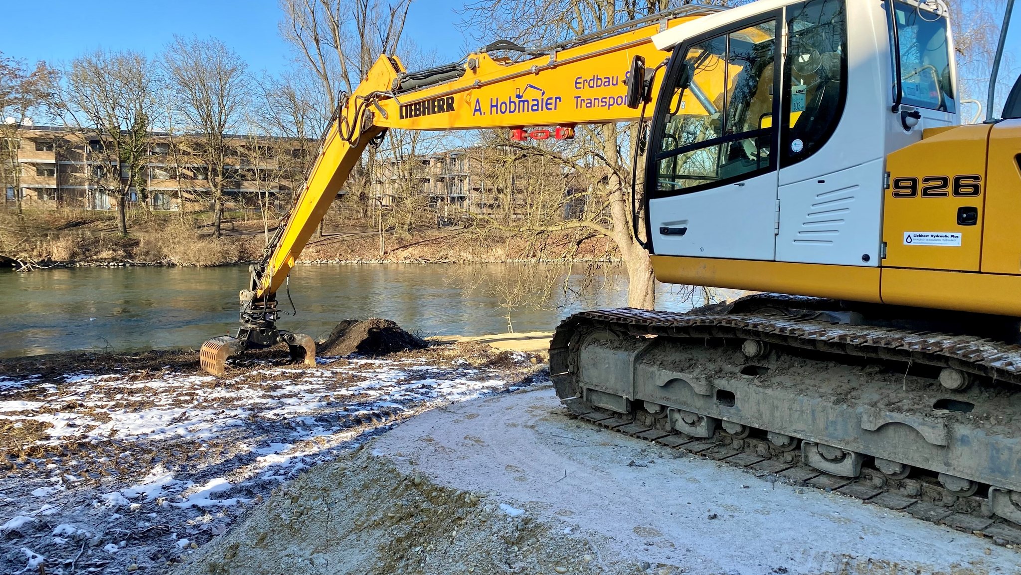 Bagger am Ufer der Isar in Landshut