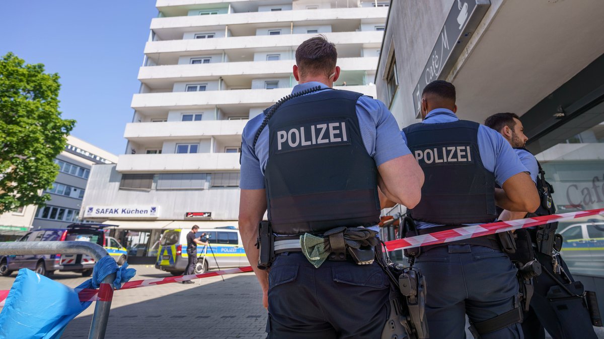 Polizisten vor dem Hochhaus in Hanau