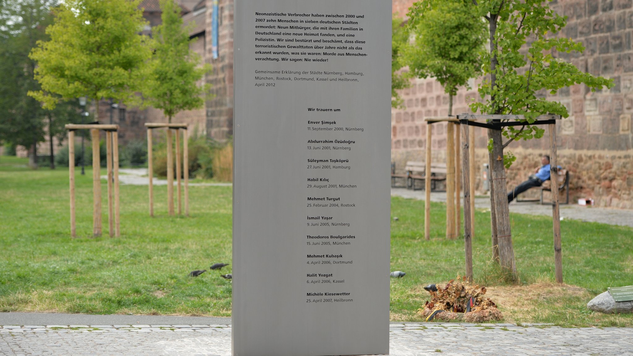 Gedenkplatte am Mahnmal für die Opfer der NSU-Terrorzelle | Bild: picture alliance / dpa | Timm Schamberger Gedenkplatte am Mahnmal für die Opfer der NSU-Terrorzelle