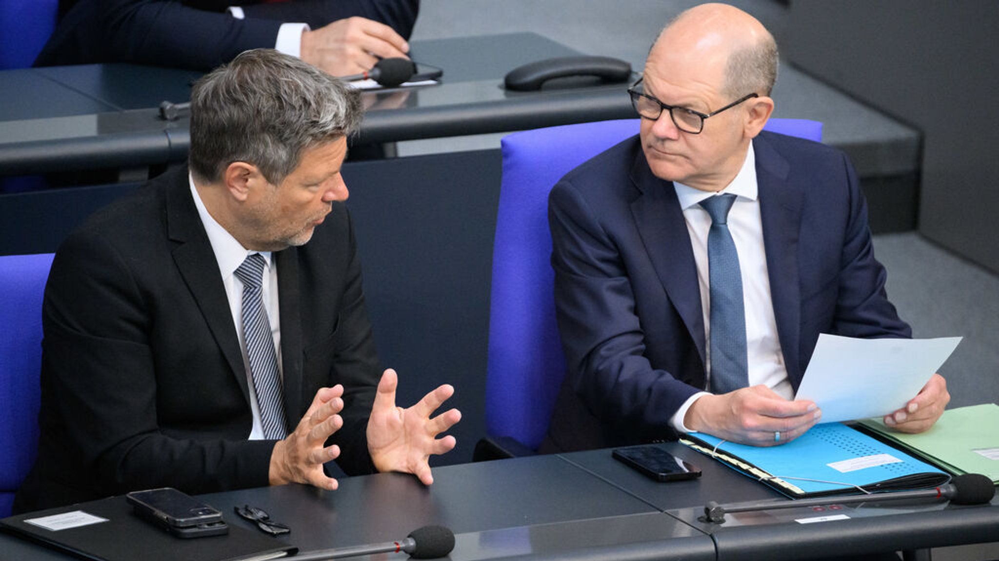 12.05.2023, Berlin: Robert Habeck (l, Bündnis 90/Die Grünen), Bundesminister für Wirtschaft und Klimaschutz, und Bundeskanzler Olaf Scholz (SPD) sitzen in der Plenarsitzung im Deutschen Bundestag. Die Hauptthemen der 104. Sitzung der 20. Legislaturperiode sind Debatten zum 75. Jahrestag der Gründung Israels, zur Reform der Weltgesundheitsorganisation (WHO), zum Hafenstandort Deutschland und zu Städtebau­förderung. Foto: Bernd von Jutrczenka/dpa +++ dpa-Bildfunk +++