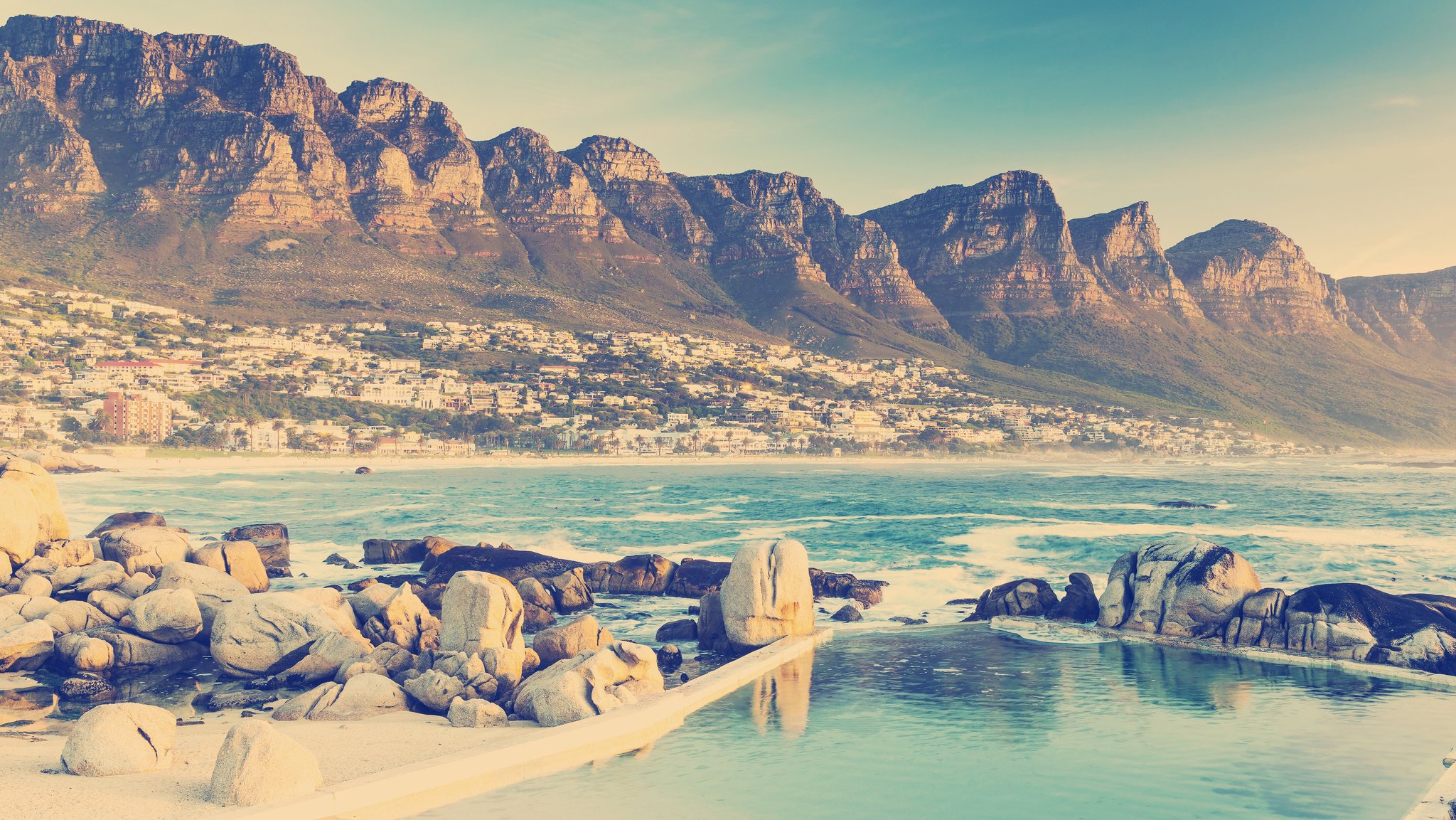 Ein Landschaftsbild aus Kapstadt, eingefärbt im klassischen Instagram-Filter.