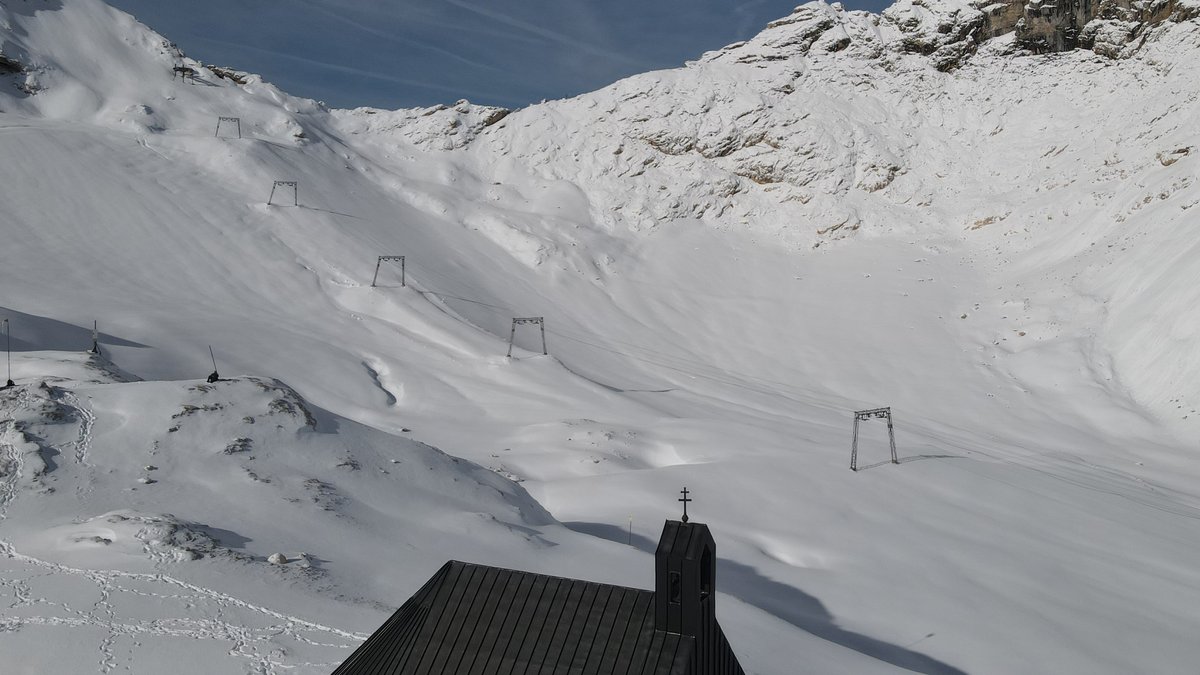 Das Skigebiet Zugspitzplatt mit der Kapelle und einem Schlepplift auf dem nördlichen Schneeferner.