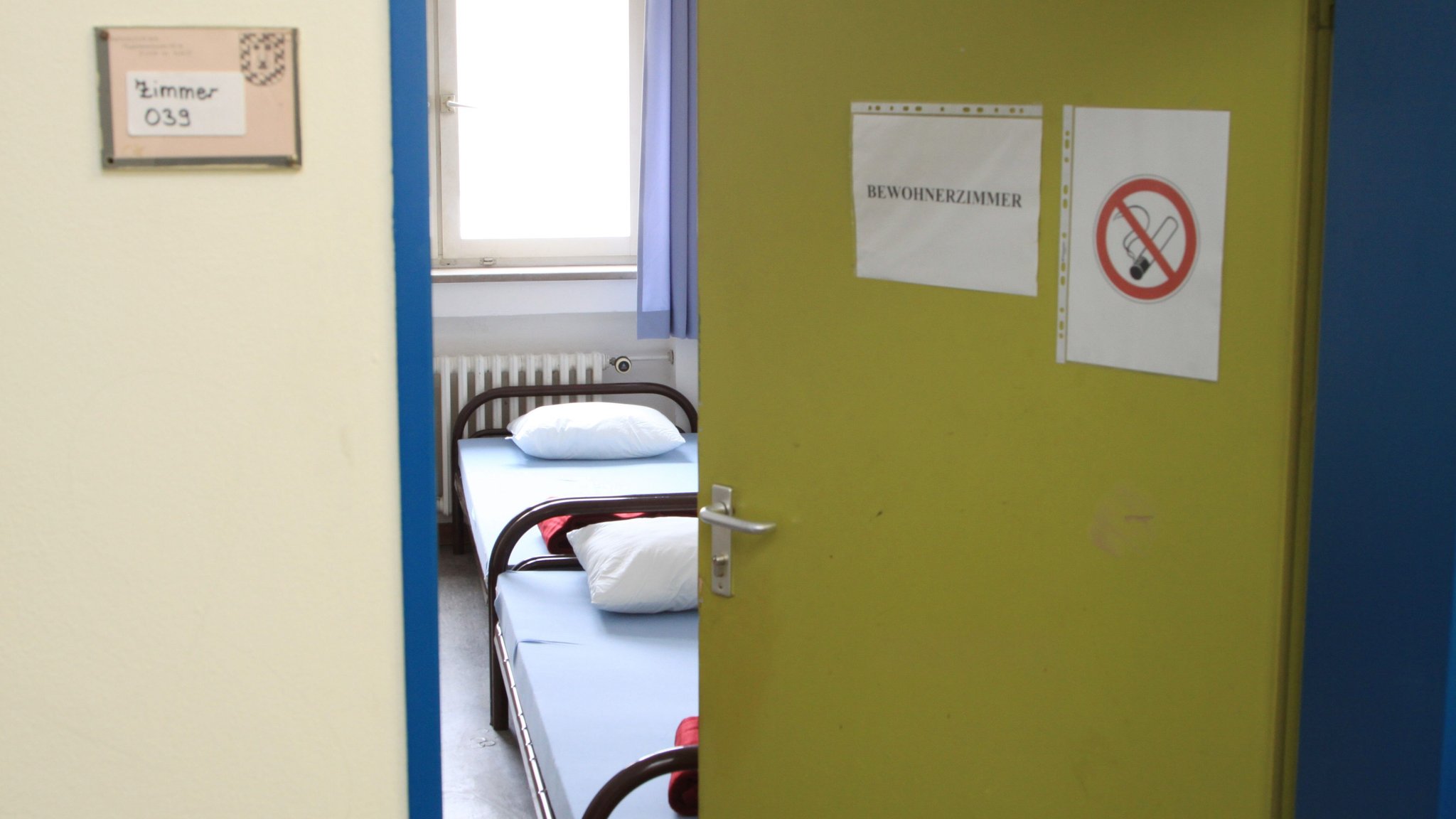 (Symbolbild) Blick in ein Bewohnerzimmer mit zwei Betten.