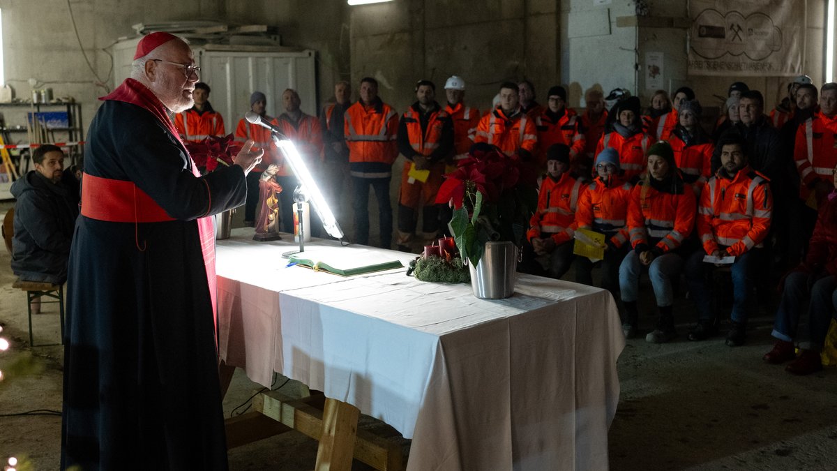 Zum Barbarafest feiert Kardinal Reinhard Marx, Erzbischof von München und Freising, mit Mitarbeiterinnen und Mitarbeitern der Baumaßnahmen an der zweiten Stammstrecke der S-Bahn München einen Gottesdienst auf der Baustelle am Marienhof in München. Konzelebriert hat Florian Wagner, Seelsorger für die Mitarbeitenden der 2. Stammstrecke München. | Bild: Erzbischöfliches Ordinariat München/Lennart Preiss. Zum Barbarafest feiert Kardinal Reinhard Marx, Erzbischof von München und Freising, mit Mitarbeiterinnen und Mitarbeitern der Baumaßnahmen an der zweiten Stammstrecke der S-Bahn München einen Gottesdienst auf der Baustelle am Marienhof in München. Konzelebriert hat Florian Wagner, Seelsorger für die Mitarbeitenden der 2. Stammstrecke München.