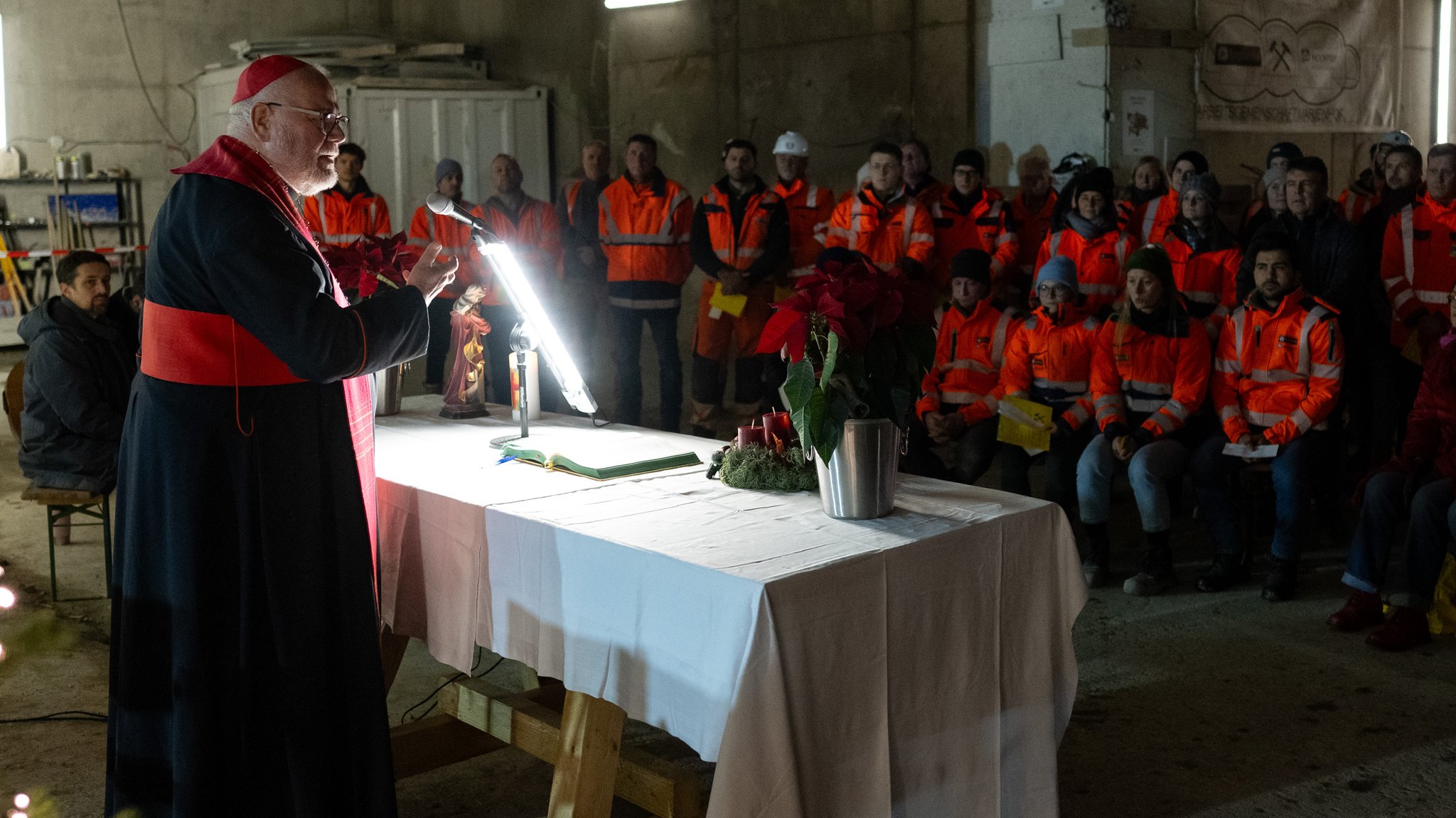 Zum Barbarafest feiert Kardinal Reinhard Marx, Erzbischof von München und Freising, mit Mitarbeiterinnen und Mitarbeitern der Baumaßnahmen an der zweiten Stammstrecke der S-Bahn München einen Gottesdienst auf der Baustelle am Marienhof in München. Konzelebriert hat Florian Wagner, Seelsorger für die Mitarbeitenden der 2. Stammstrecke München. | Bild: Erzbischöfliches Ordinariat München/Lennart Preiss. Zum Barbarafest feiert Kardinal Reinhard Marx, Erzbischof von München und Freising, mit Mitarbeiterinnen und Mitarbeitern der Baumaßnahmen an der zweiten Stammstrecke der S-Bahn München einen Gottesdienst auf der Baustelle am Marienhof in München. Konzelebriert hat Florian Wagner, Seelsorger für die Mitarbeitenden der 2. Stammstrecke München.