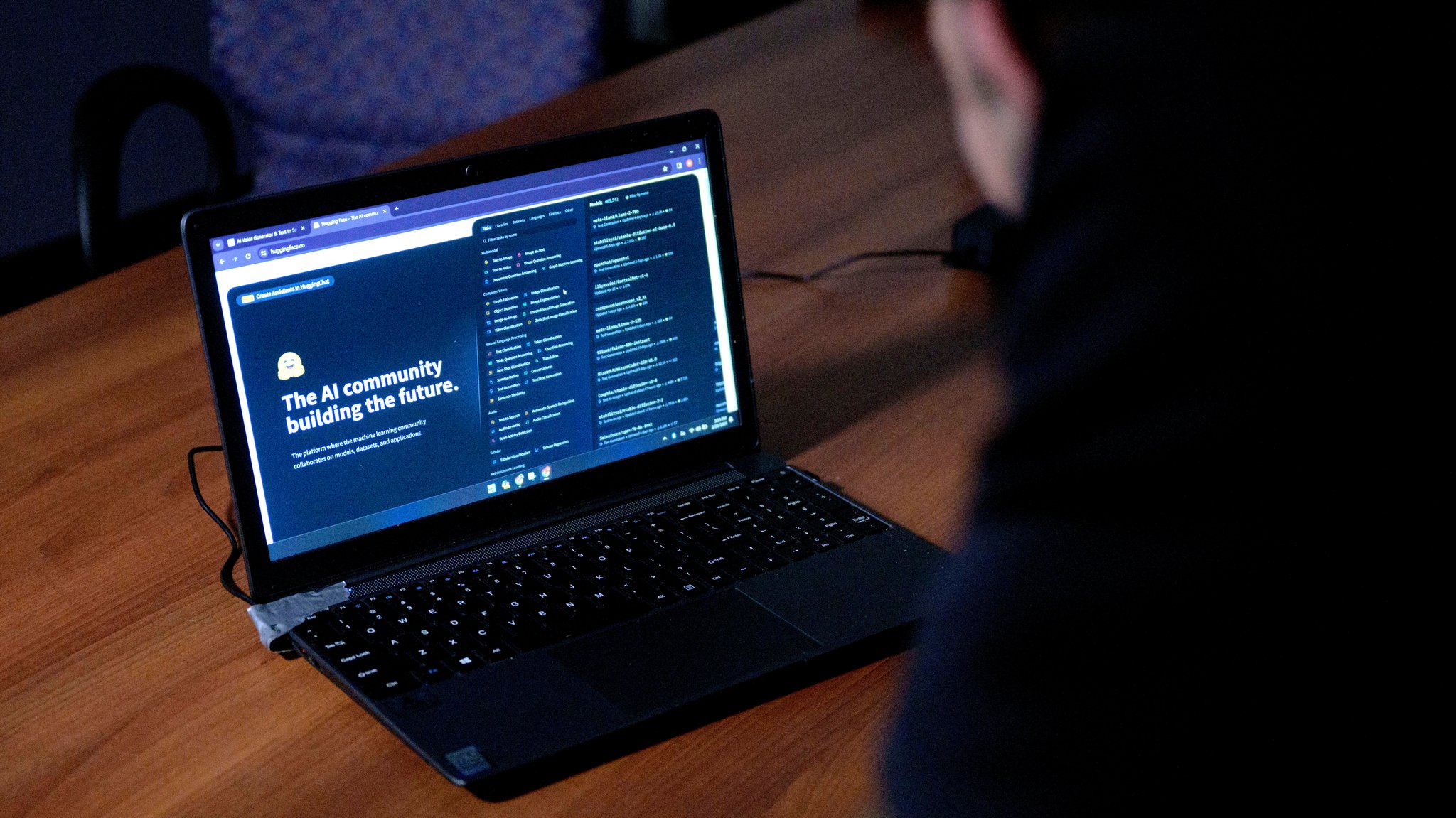 Symbolbild: Laptop mit Hinweis auf KI-Anwendung | Bild: picture alliance / ASSOCIATED PRESS | Matthew Hinton Symbolbild: Laptop mit Hinweis auf KI-Anwendung