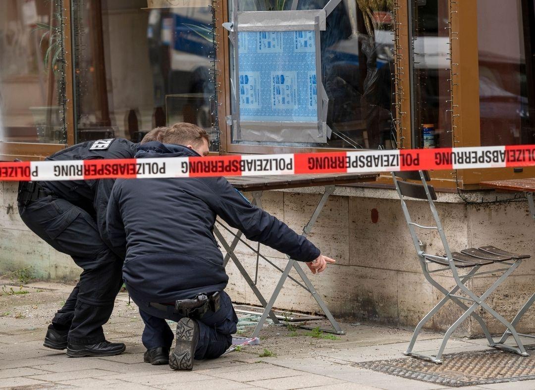 Polizeibeamte sichern Spuren vor einem israelischen Restaurant, in dem nach einem Angriff Scheiben zerstört wurden.